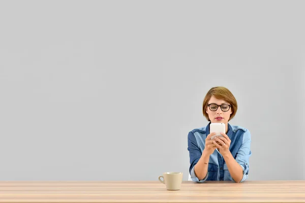 Frau verschickt Nachricht auf Smartphone — Stockfoto