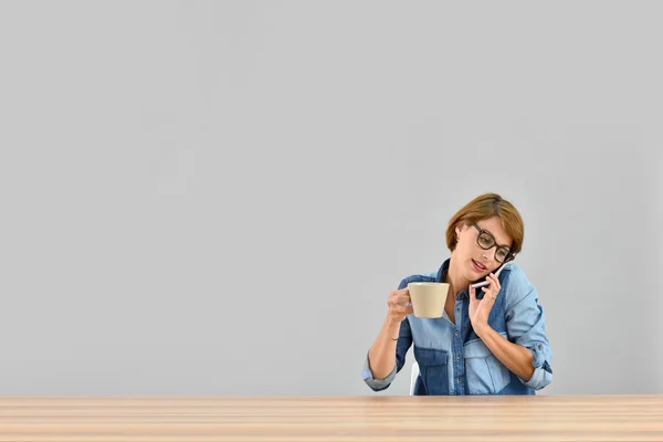 Mujer en el teléfono escuchando buenas noticias —  Fotos de Stock