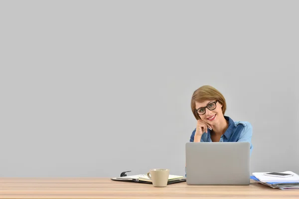 Geschäftsfrau arbeitet am Laptop — Stockfoto