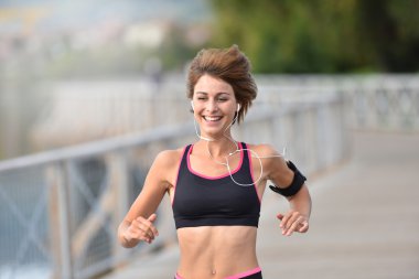 dışarı koşan atletik kız