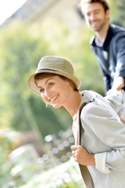 Kadın çekerek erkek arkadaşının kolu