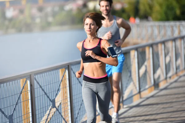 Couple running on riverside — Stock Photo, Image