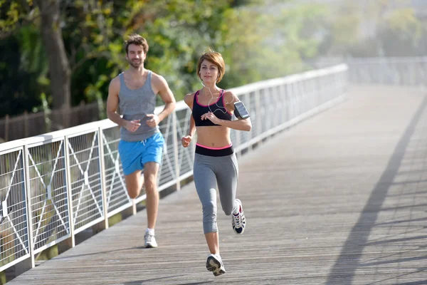 Couple running on riverside — Stock Photo, Image