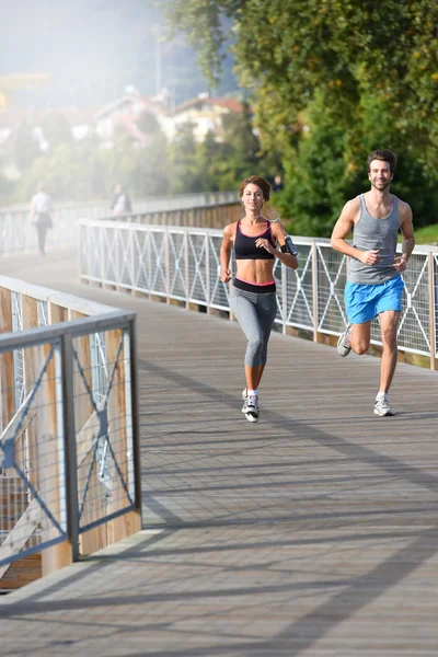 Couple running on riverside — Stock Photo, Image