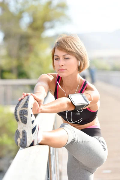 Vrouw strekken na het lopen — Stockfoto