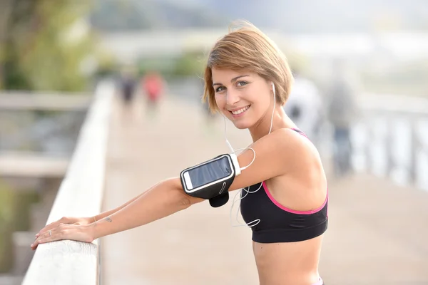 Mujer estirándose después de correr — Foto de Stock