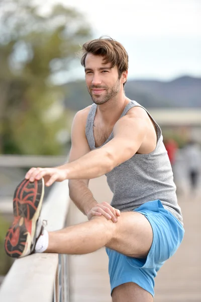 Hombre estirándose después de correr — Foto de Stock