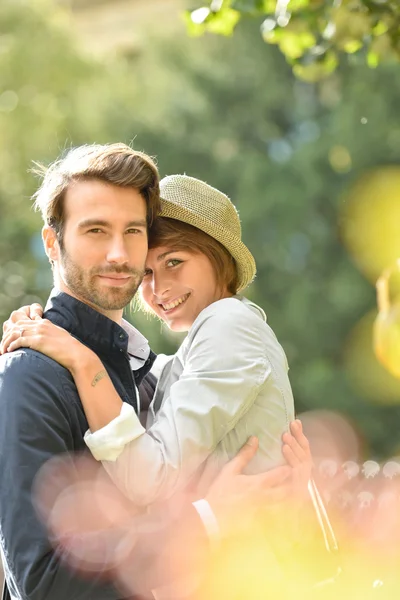 Pareja joven abrazándose en el parque — Foto de Stock