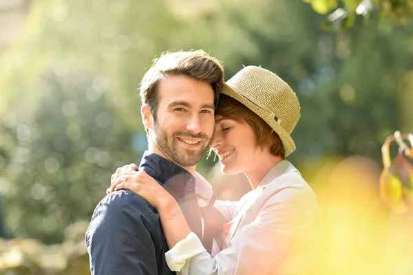 Junges Paar umarmt sich im Park — Stockfoto