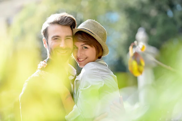 Junges Paar umarmt sich im Park — Stockfoto