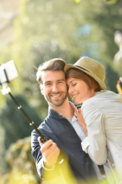 Casal tirando foto selfie com smartphone — Fotografia de Stock