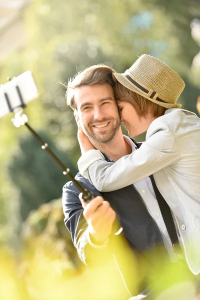 Casal tirando foto selfie com smartphone — Fotografia de Stock