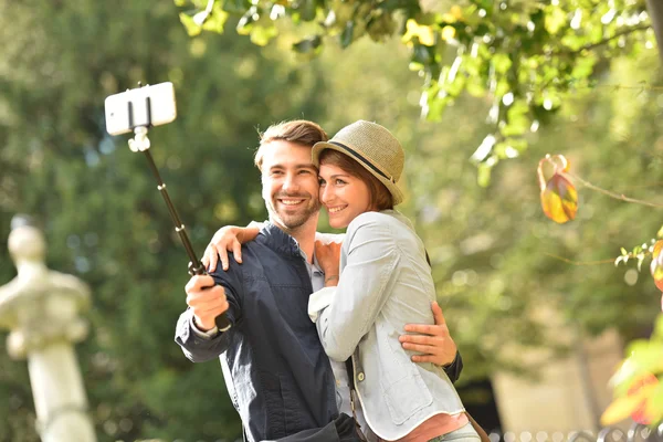 Coppia scattare foto selfie con smartphone — Foto Stock