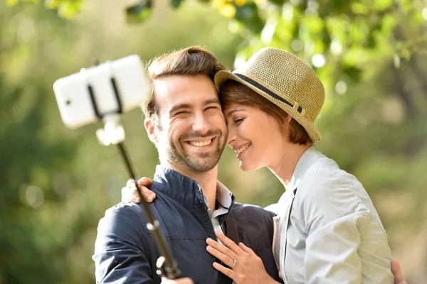 In coppia innamorata scattare foto selfie — Foto Stock