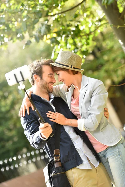 Verliebtes Paar macht Selfie-Foto — Stockfoto