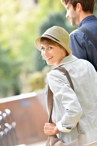 Kvinna anläggning pojkvännens hand — Stockfoto