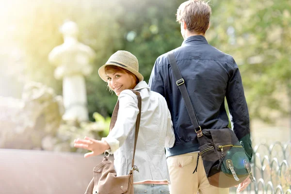 Mujer sosteniendo la mano del novio — Foto de Stock