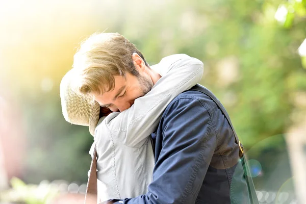 Jovem casal abraçando — Fotografia de Stock