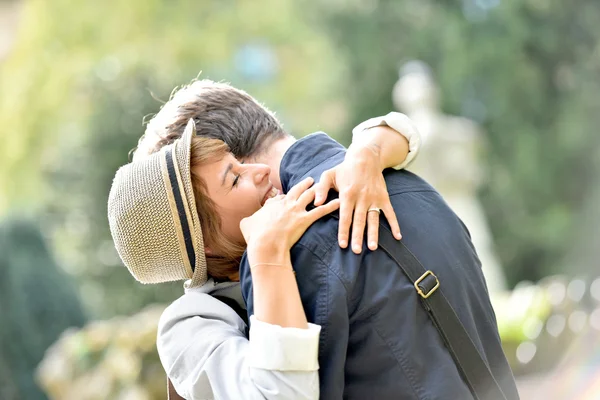 Jovem casal abraçando — Fotografia de Stock