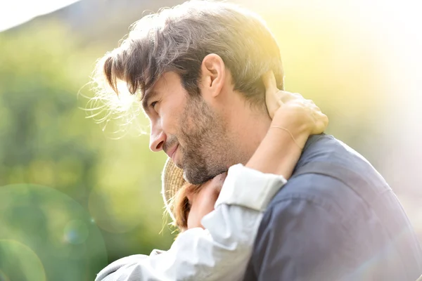 Pareja joven abrazando —  Fotos de Stock