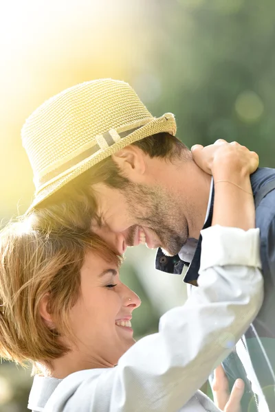 Pareja joven abrazando — Foto de Stock