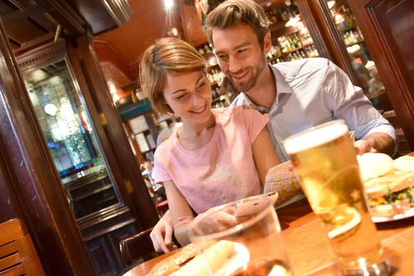 Touristes au restaurant en regardant la carte — Photo