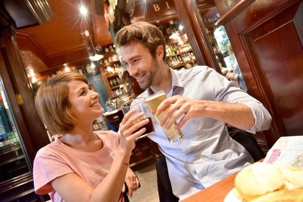 Young couple in restaurant cheering — Stock Photo, Image