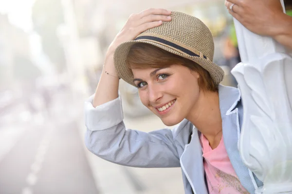 Kvinna med hatt poserar — Stockfoto