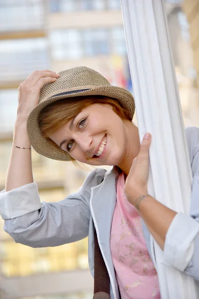 Frau mit Hut posiert — Stockfoto