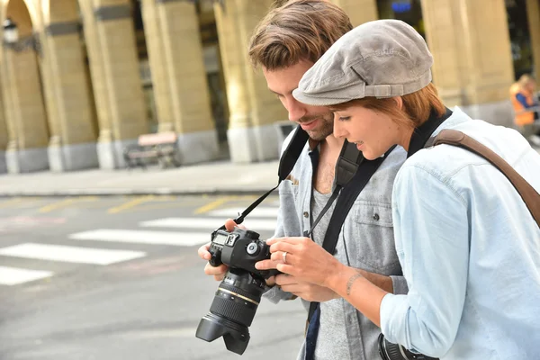 Les gens qui font un reportage photo — Photo