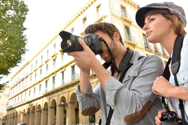 Pessoas fazendo uma reportagem de fotos — Fotografia de Stock