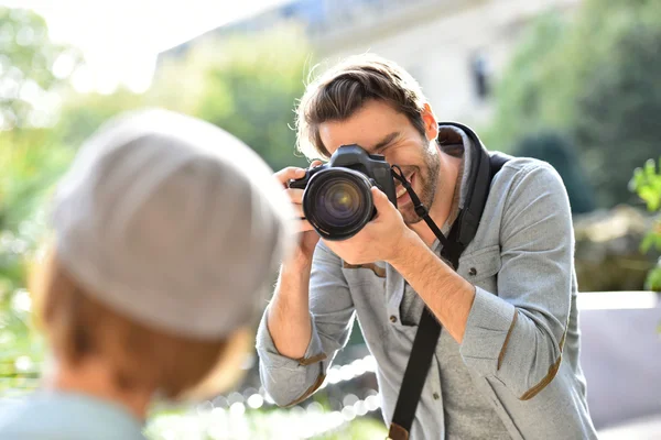 Fotógrafo tomando fotos de modelo —  Fotos de Stock