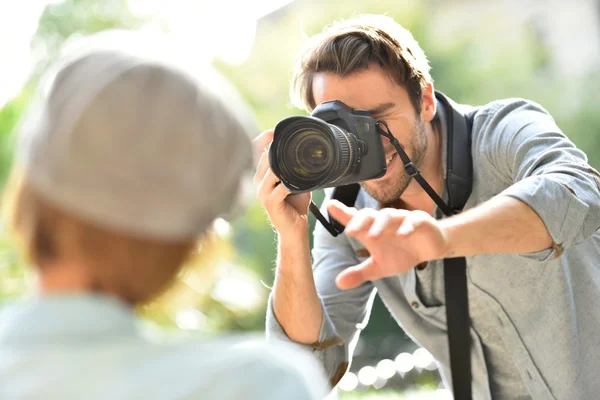 Fotograf biorąc obraz modelu — Zdjęcie stockowe