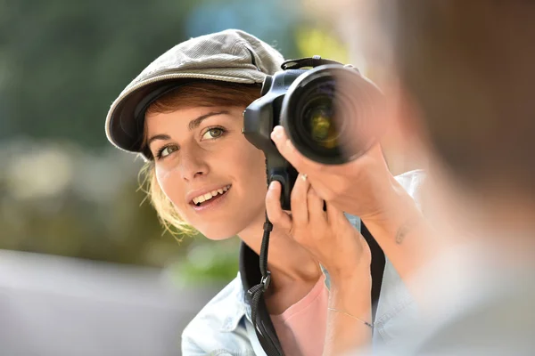 Fotógrafo fazendo uma sessão fotográfica — Fotografia de Stock