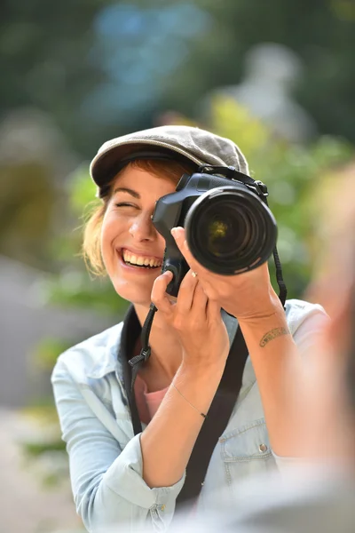 Fotógrafo fazendo uma sessão fotográfica — Fotografia de Stock