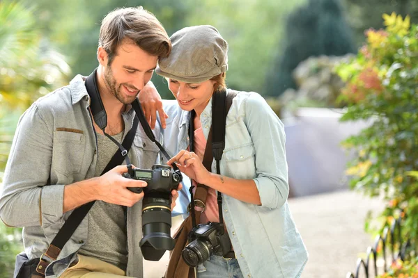 Jovens fotógrafos fazendo uma reportagem de fotos — Fotografia de Stock