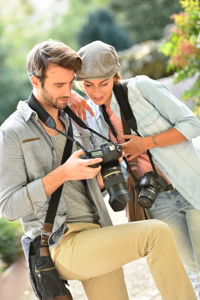 Giovani fotografi che fanno un reportage fotografico — Foto Stock