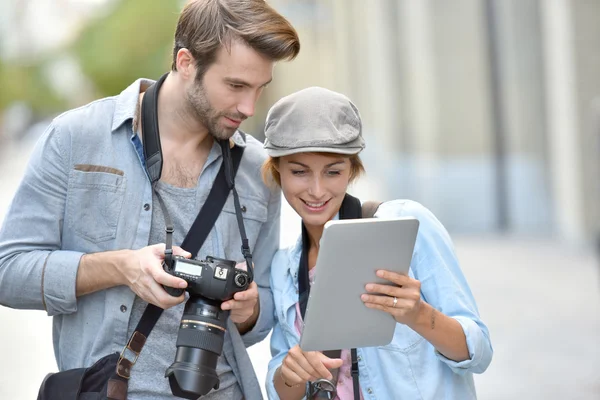 Fotógrafos revisando fotos — Foto de Stock