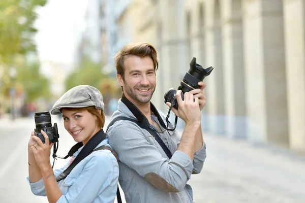 Fotógrafos con cámaras de pie — Foto de Stock