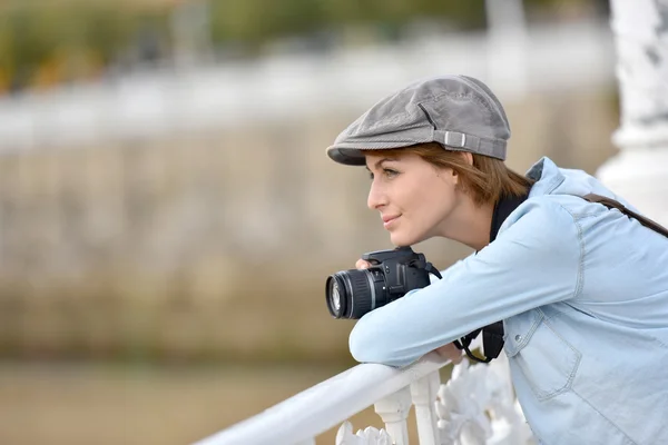 Mujer con cámara de fotos admirando el paisaje — Foto de Stock