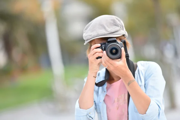 Kvinnan fotograf en skytte dag — Stockfoto