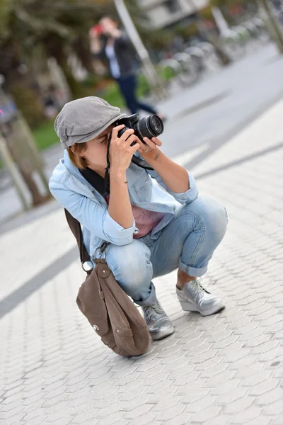 Nő a riporter egy vadászaton — Stock Fotó