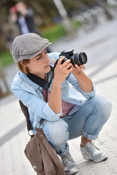 Kvinnan reporter på en skytte dag — Stockfoto