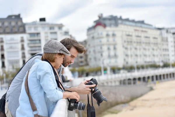 Fotografi che controllano scatti — Foto Stock