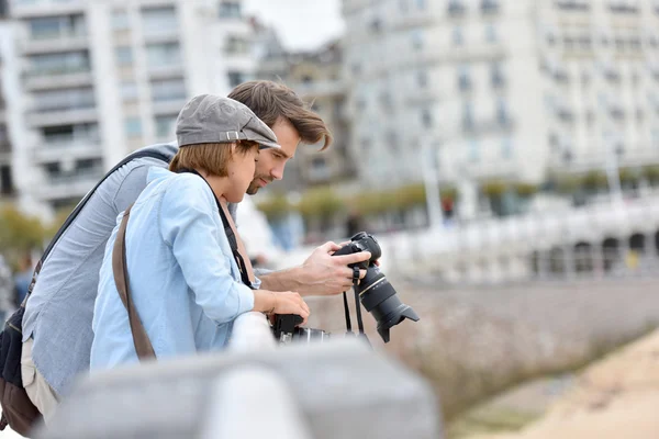 Fotografer memeriksa gambar — Stok Foto