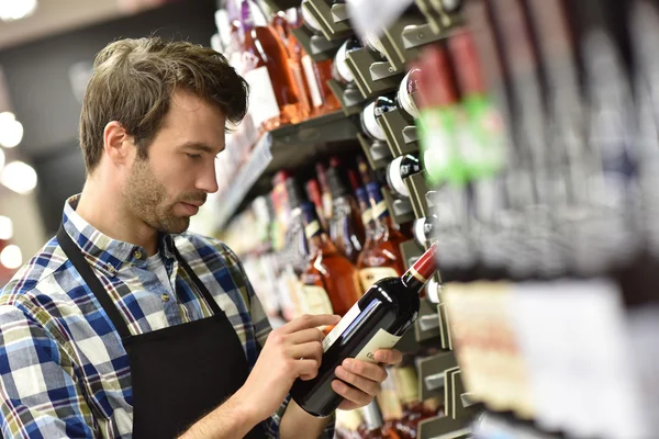 Spécialiste mettant bouteille vers le haut — Photo