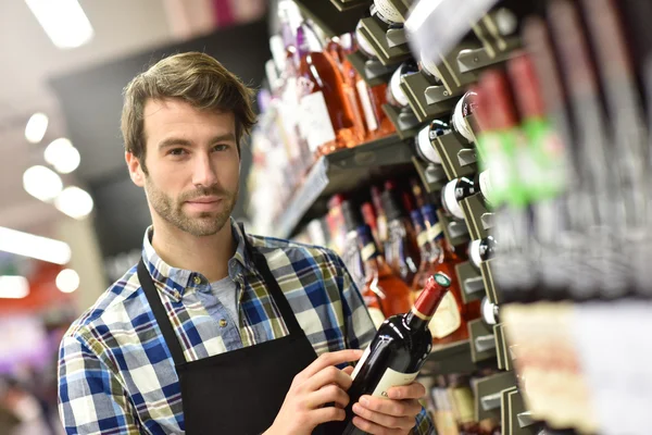 Spezialist stellt Flasche auf — Stockfoto