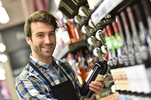 Spezialist stellt Flasche auf — Stockfoto