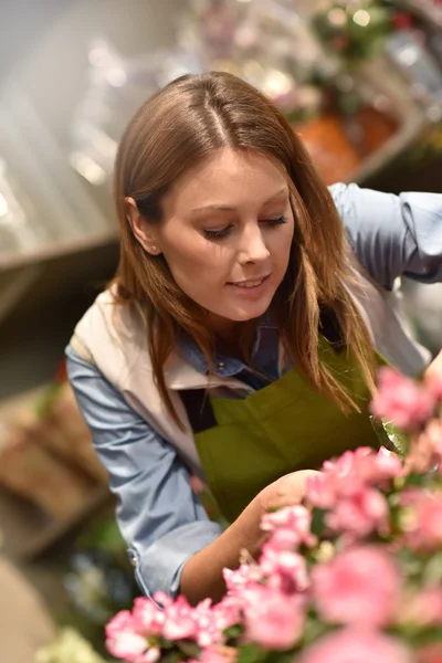 花屋で働く女性 — ストック写真