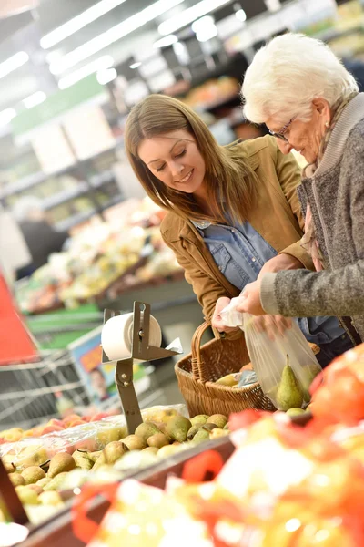 Oudere vrouw met jonge vrouw winkelen — Stockfoto